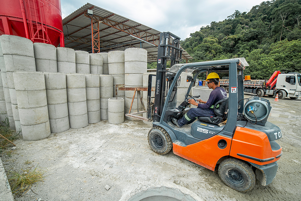 Concreto pré-moldado: a solução perfeita para obras ágeis e econômicas. Conheça os benefícios, aplicações e diferenciais desta tecnologia.