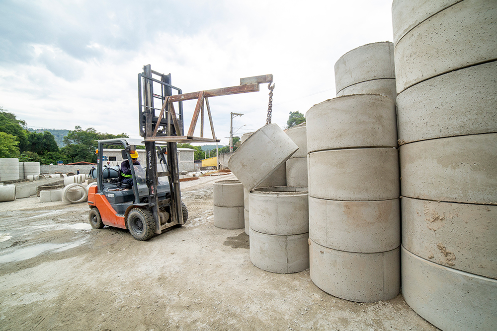 Descubra quais peças em cimento pré-moldado são essenciais para sua obra e garanta eficiência, economia e acabamento de qualidade.