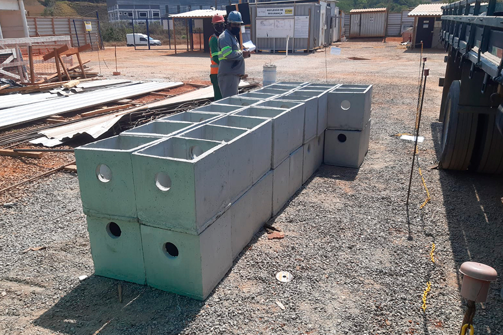 Caixa de concreto: solução resistente e eficiente para passagem de cabos subterrâneos. Conheça os modelos da Arcovan para sua obra.