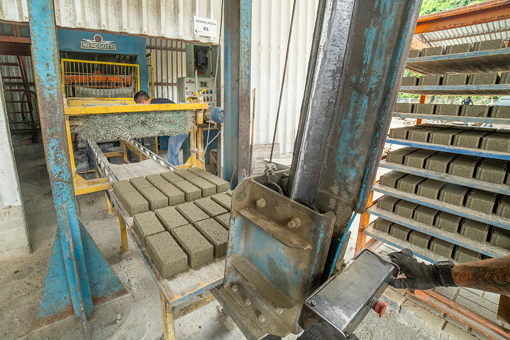 Descubra como a Arcovan realiza a fabricação de peças pré-moldadas com controle, tecnologia e 30 anos de experiência.