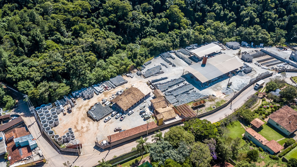 Drenagem eficiente com artefatos de concreto. Conheça canaletas, grelhas e tubos para proteger seu projeto das chuvas intensas e evitar danos.