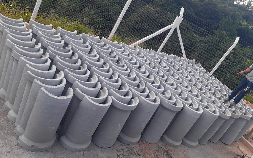 Descubra por que as canaletas de concreto são essenciais para drenagem eficiente e durabilidade em obras urbanas, rurais e industriais.