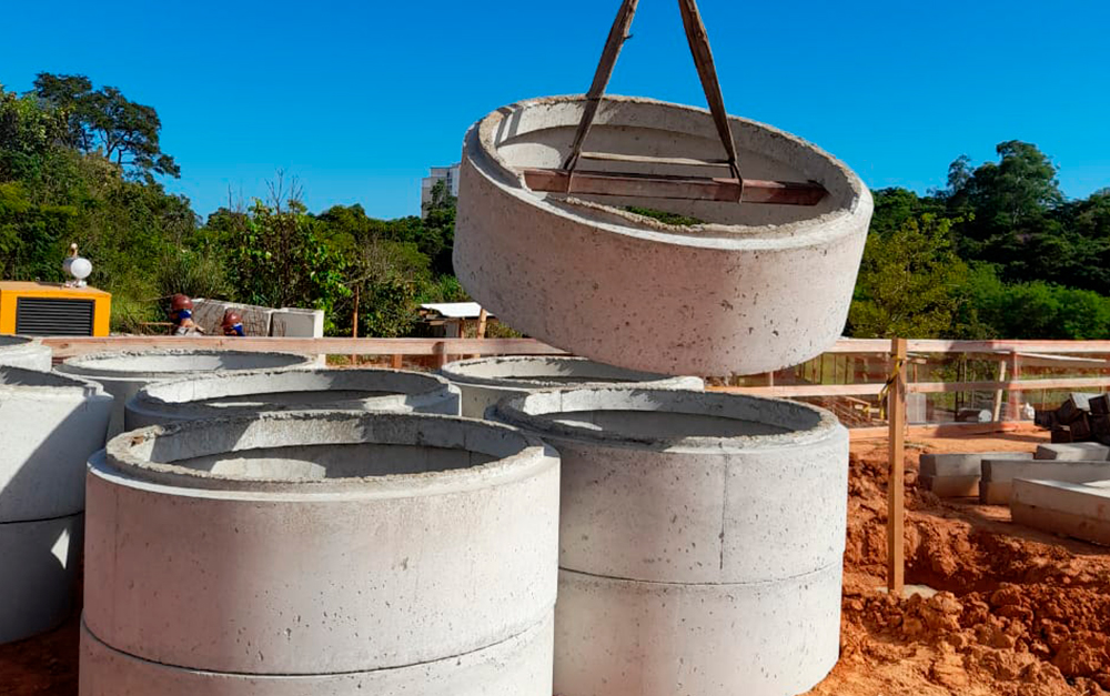 Guia completo sobre anéis de concreto: entenda por que são essenciais para sistemas de esgoto, drenagem e poços de visita eficientes.