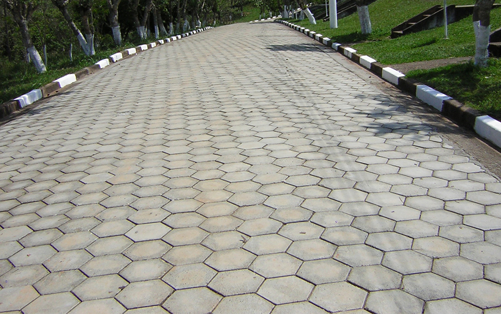 Guia completo sobre piso sextavado: resistência, drenagem e versatilidade para áreas externas públicas e privadas. Conheça as opções Arcovan.