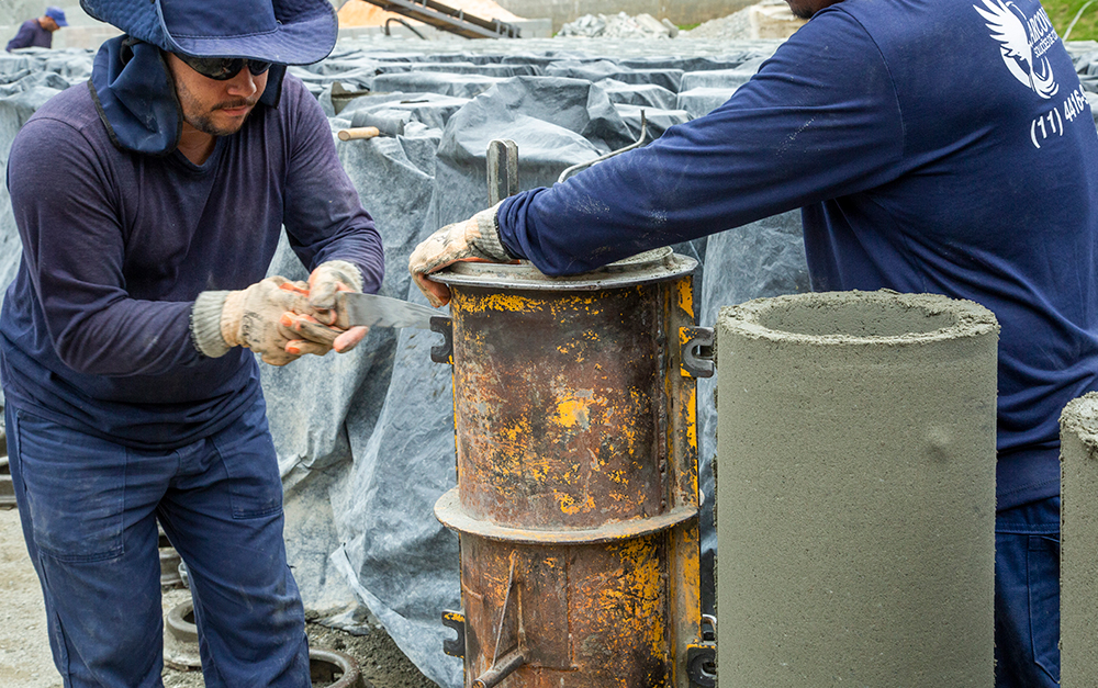 Entenda por que a resistência do concreto é fundamental nas peças pré-moldadas e como ela garante segurança e durabilidade na sua obra.